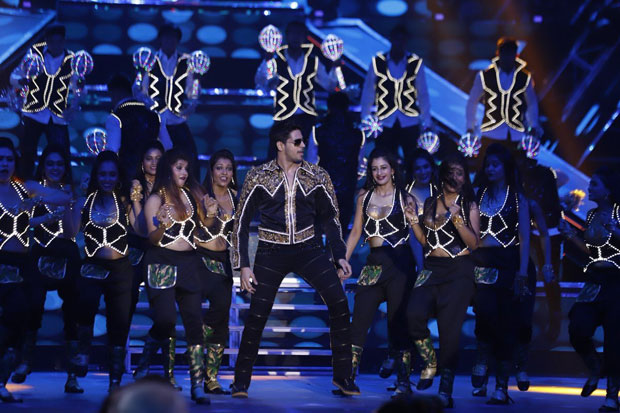 Sidharth Malhotra pays tribute to Amitabh Bachchan dancing to medley of his hit tracks -2
