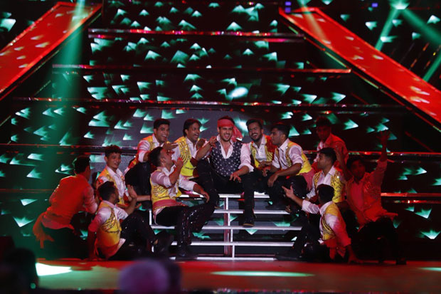 Sidharth Malhotra pays tribute to Amitabh Bachchan dancing to medley of his hit tracks -3