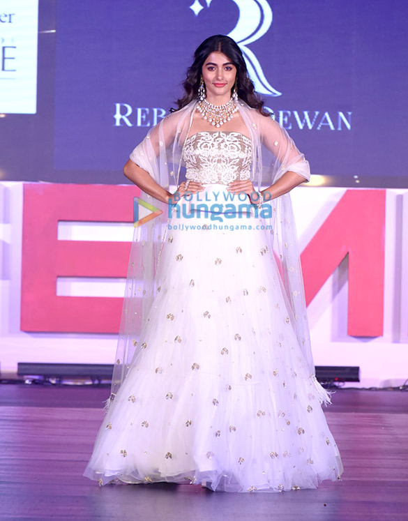 soha ali khan pooja hegde walks for rebecca dewan 3