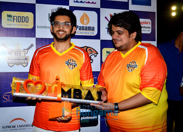 sohail khan and aditya thackeray at a tony premier league match 4