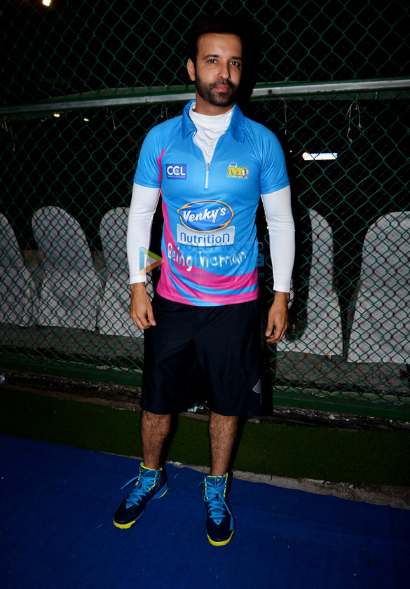 sohail khan and aditya thackeray at a tony premier league match 5