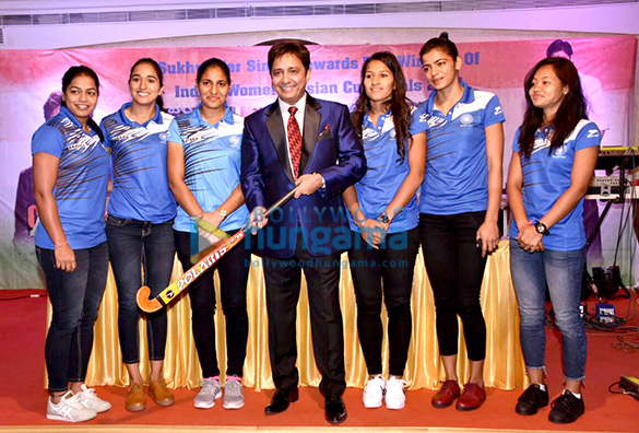 sukhwinder singh felicitates players of the indian womens hockey team 3