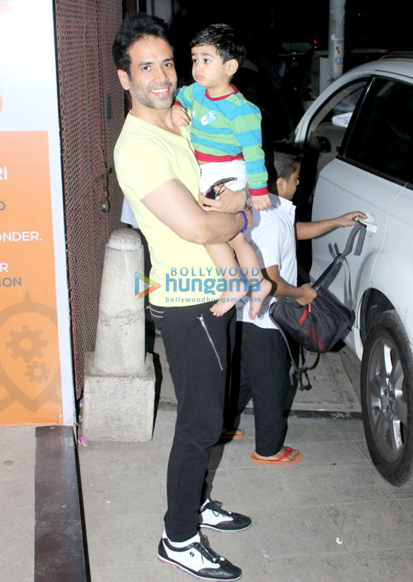 tusshar kapoor snapped with his son laksshya outside the gym 5