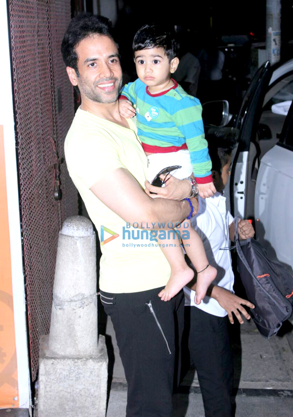 tusshar kapoor snapped with his son laksshya outside the gym 6