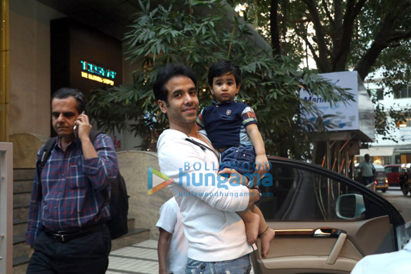 tusshar kapoor with son laksshya kapoor at bandra 2