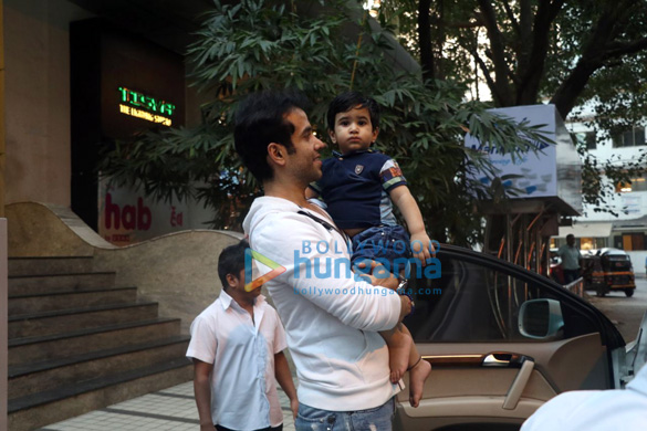tusshar kapoor with son laksshya kapoor at bandra 5
