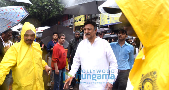abhishek bachchan salim khan ranbir kapoor and others attend the funeral of the late shashi kapoor 3 2
