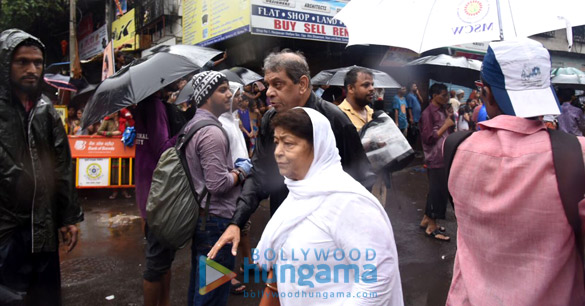 abhishek bachchan salim khan ranbir kapoor and others attend the funeral of the late shashi kapoor 4 2