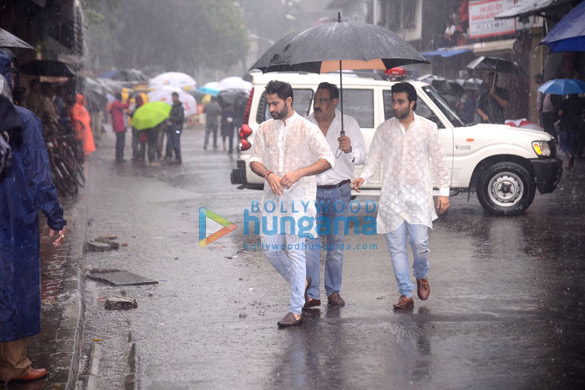 abhishek bachchan salim khan ranbir kapoor and others attend the funeral of the late shashi kapoor 5