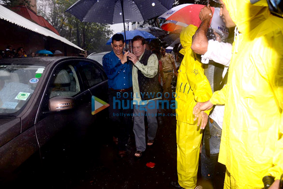 abhishek bachchan salim khan ranbir kapoor and others attend the funeral of the late shashi kapoor 6