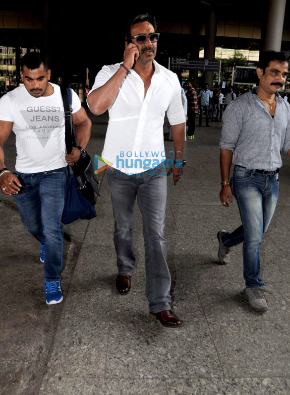 ajay devgn arbaaz khan and sharman joshi snapped at the airport 4