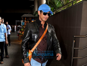 Ajay Devgn, Arbaaz Khan and Sharman Joshi snapped at the airport