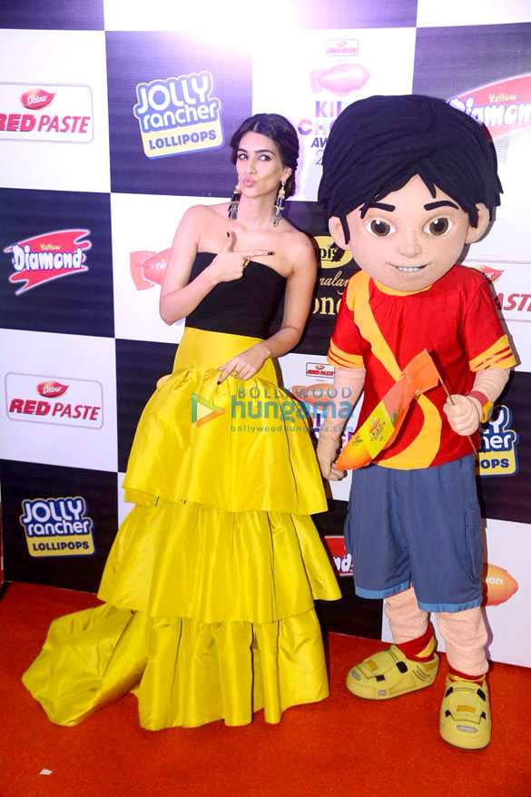 alia bhatt varun dhawan and kriti sanon grace nickelodeon kids choice awards 2