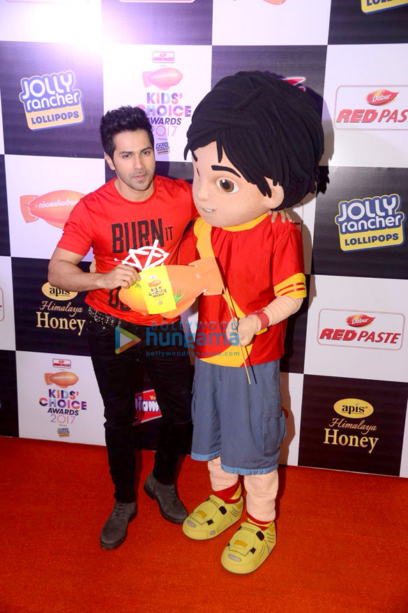 alia bhatt varun dhawan and kriti sanon grace nickelodeon kids choice awards 7