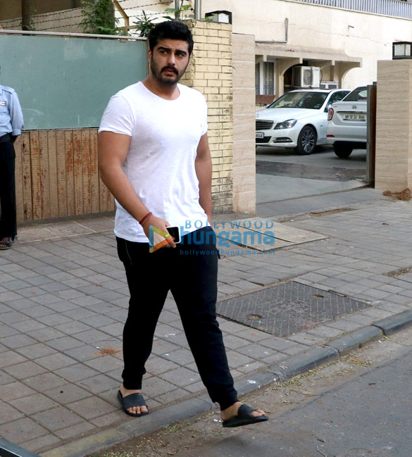 arjun kapoor snapped in juhu 3