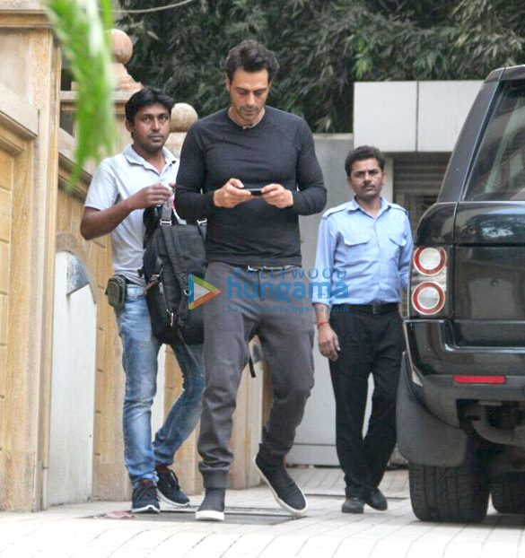 arjun rampal gauri khan rajkummar rao and kiara advani snapped in bandra 5