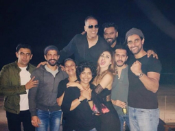 Check out: Akshay Kumar, Mouni Roy, Farhan Akhtar, Ritesh Sidhwani along with the team celebrate the wrap of Gold