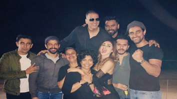 Check out: Akshay Kumar, Mouni Roy, Farhan Akhtar, Ritesh Sidhwani along with the team celebrate the wrap of Gold