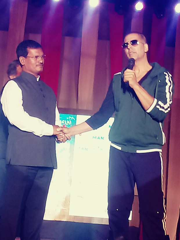 Check out Reel life Padman Akshay Kumar and reel life Padman Arunachalam Muruganantham take over Mood Indigo 2017