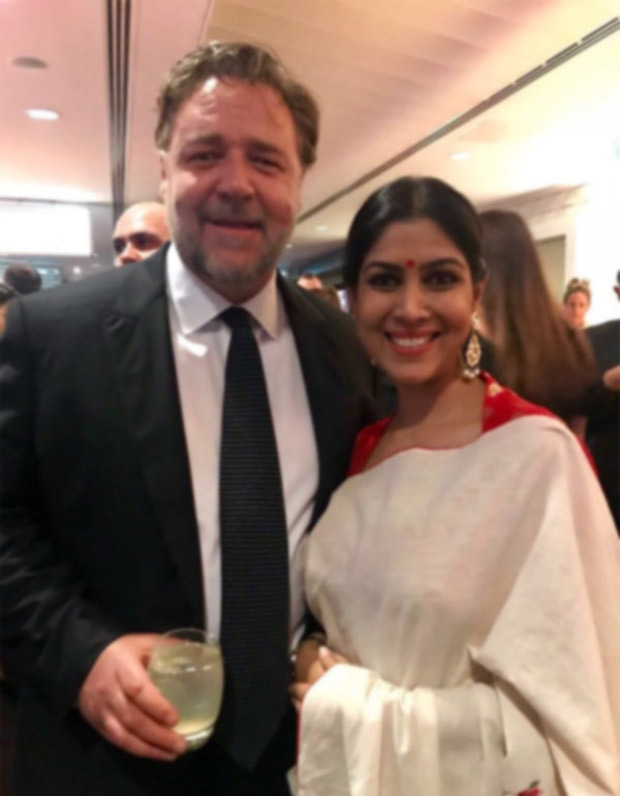 Check out Sakshi Tanwar hugs Russell Crowe while receiving Best Asian Film Award for Dangal (2)