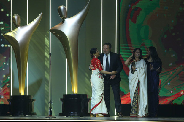 Check out Sakshi Tanwar hugs Russell Crowe while receiving Best Asian Film Award for Dangal (3)
