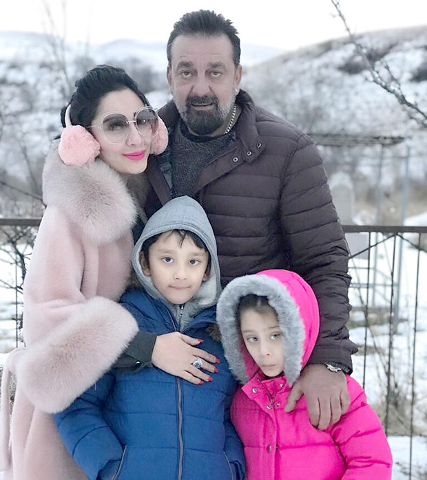 Check out Sanjay Dutt has a blast with wife Maanayata and kids on sets of Torbaaz (3)