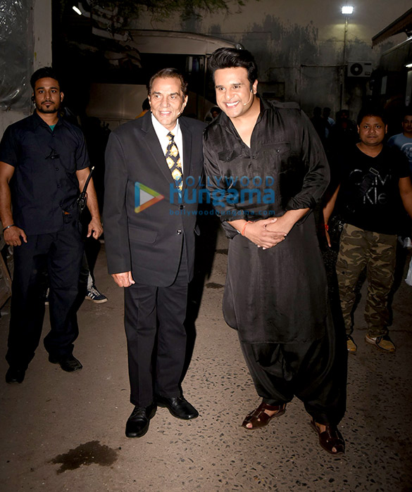 dharmendra and neil nitin mukesh snapped on the sets of the drama company 5