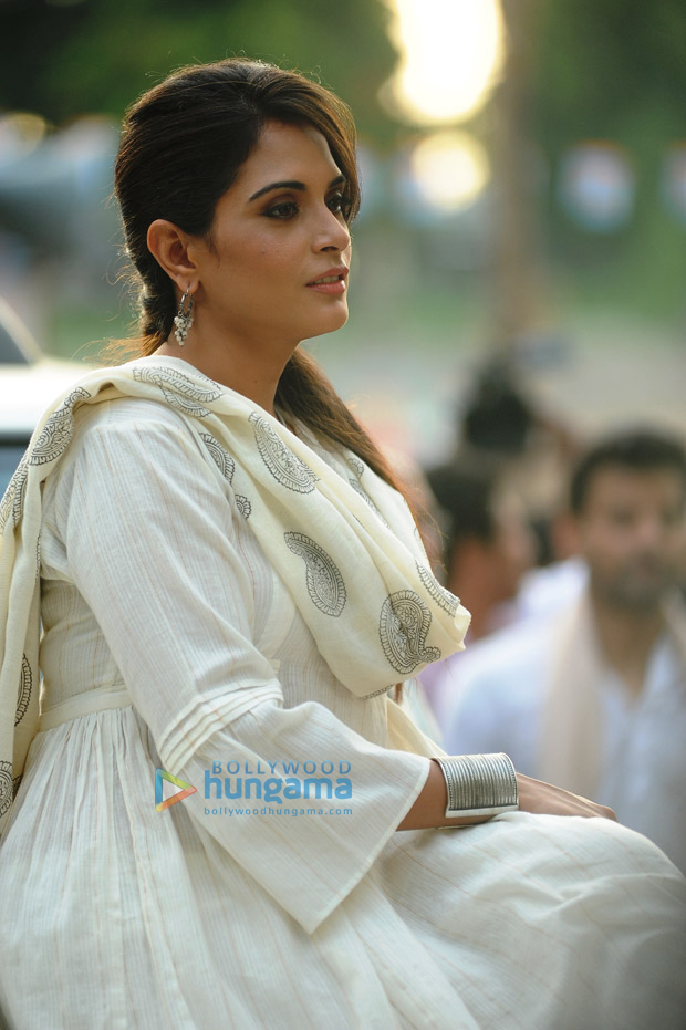 Director Sudhir Mishra who has given Indian cinema some interesting films is all set with his next directorial venture, DaasDev. Starring Richa Chadha as Paro, Aditi Rao Hydari as Chandni and Rahul Bhat as 005 (3)