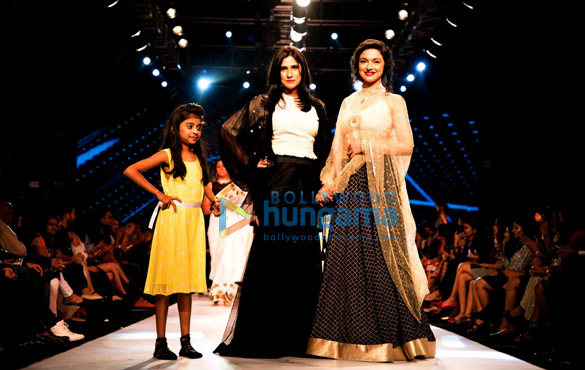 divya khosla kumar walks the ramp for rina dhaka at the pune fashion week 2017 1