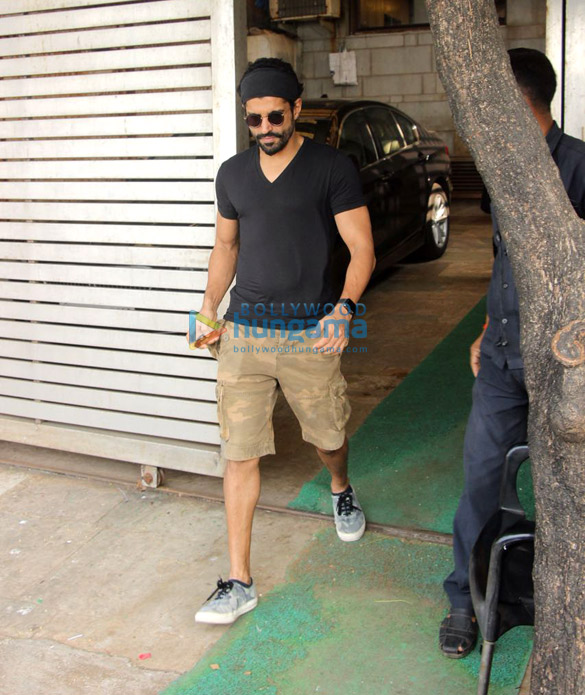 farhan akhtar spotted at zoya akhtars residence 2