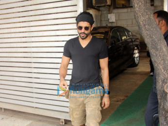 Farhan Akhtar spotted at Zoya Akhtar's residence