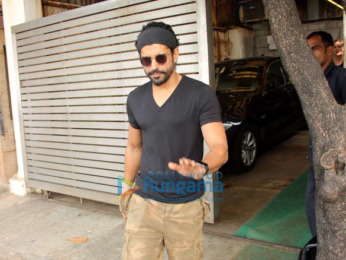 Farhan Akhtar spotted at Zoya Akhtar's residence