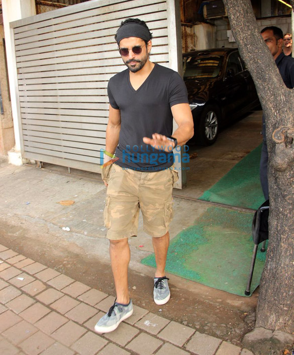 farhan akhtar spotted at zoya akhtars residence 5