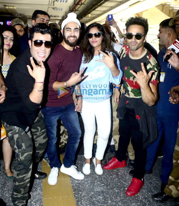 fukrey returns team snapped at andheri metro station 2