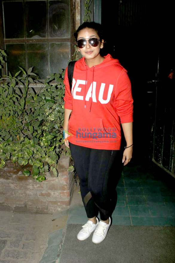 huma qureshi snapped at pali village cafe 5