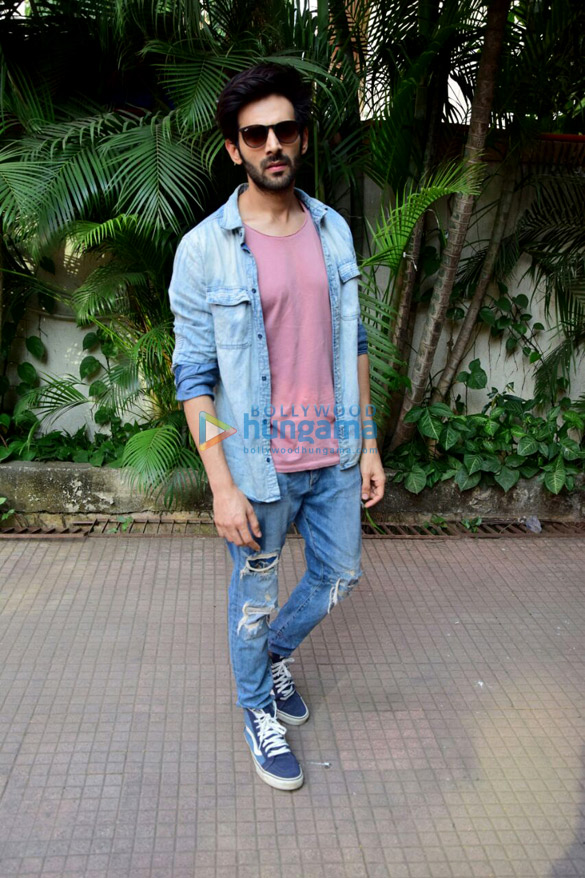 kartik aaryan spotted at andheri 1