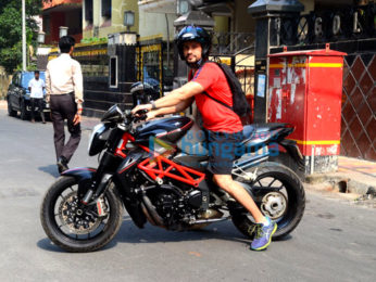 Kunal Khemu spotted on bike at Bandra