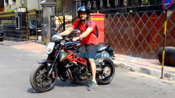 Kunal Khemu spotted on bike at Bandra