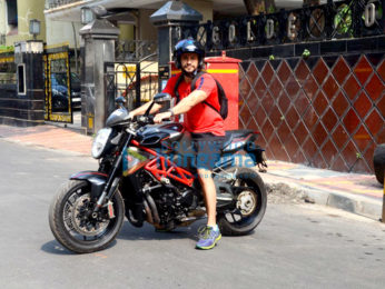 Kunal Khemu spotted on bike at Bandra
