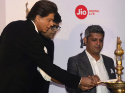 “Mein Waqt Par Aata Hu, Dunia Waqt Par Nahi Chal Rahi”: SRK’s HILARIOUS Comment On Being On Time