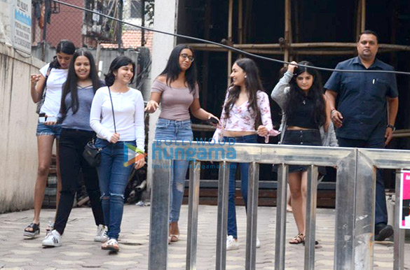 nysa devgn spotted with friends in bandra 2