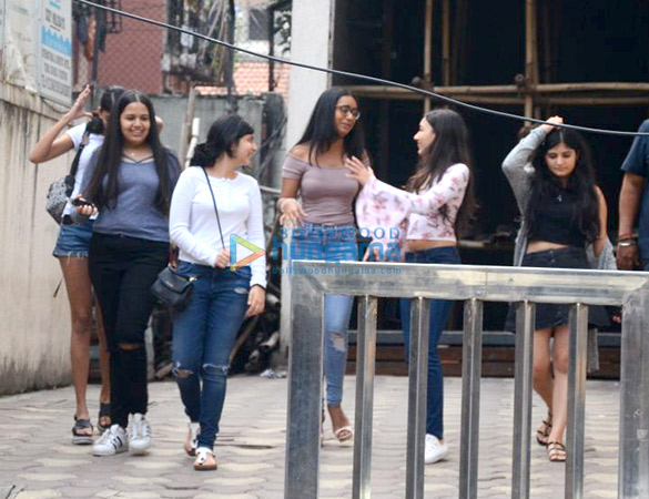 nysa devgn spotted with friends in bandra 3