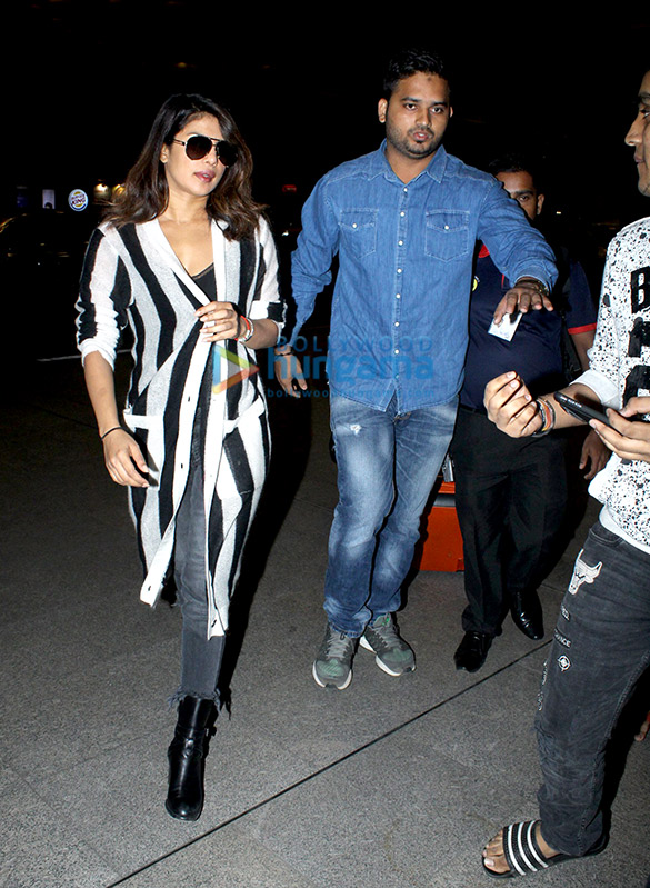 Priyanka Chopra, Akshay Kumar and others snapped at the airport Priyanka Chopra, Akshay Kumar and others snapped at the airport