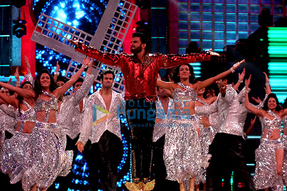 priyanka chopra katrina kaif varun dhawan ranveer singh and others perform at zee cine awards 2017 6