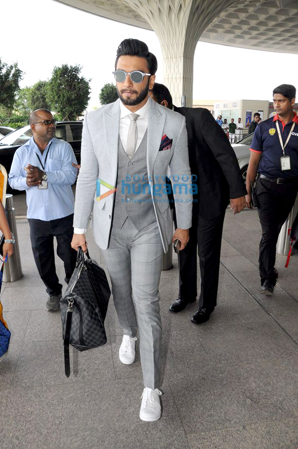 ranveer singh karisma kapoor and others snapped at the airport 1