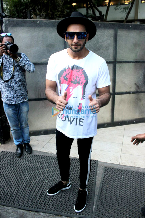 Ranveer Singh snapped greeting his fans Ranveer Singh snapped greeting his fans