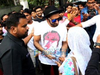 Ranveer Singh snapped greeting his fans