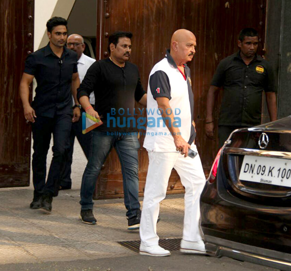 Roshan family spotted having lunch at their residence