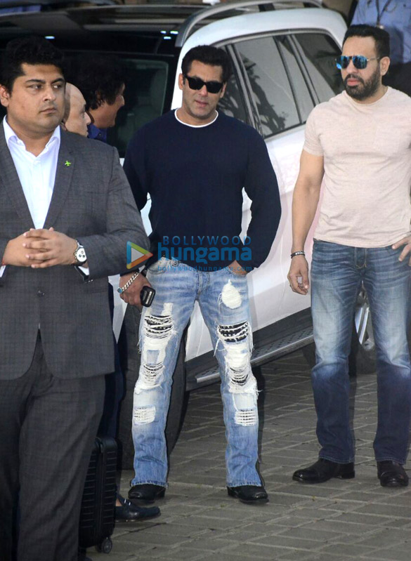 salman khan snapped returning from the dabbang tour 1