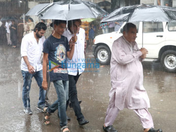 Shah Rukh Khan, Amitabh Bachchan, Abhishek Bachchan, Ranbir Kapoor and others attend the funeral of the late Shashi Kapoor